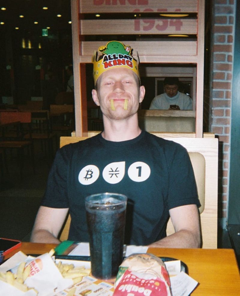 Seán wearing a paper crown at a fast food restaurant
